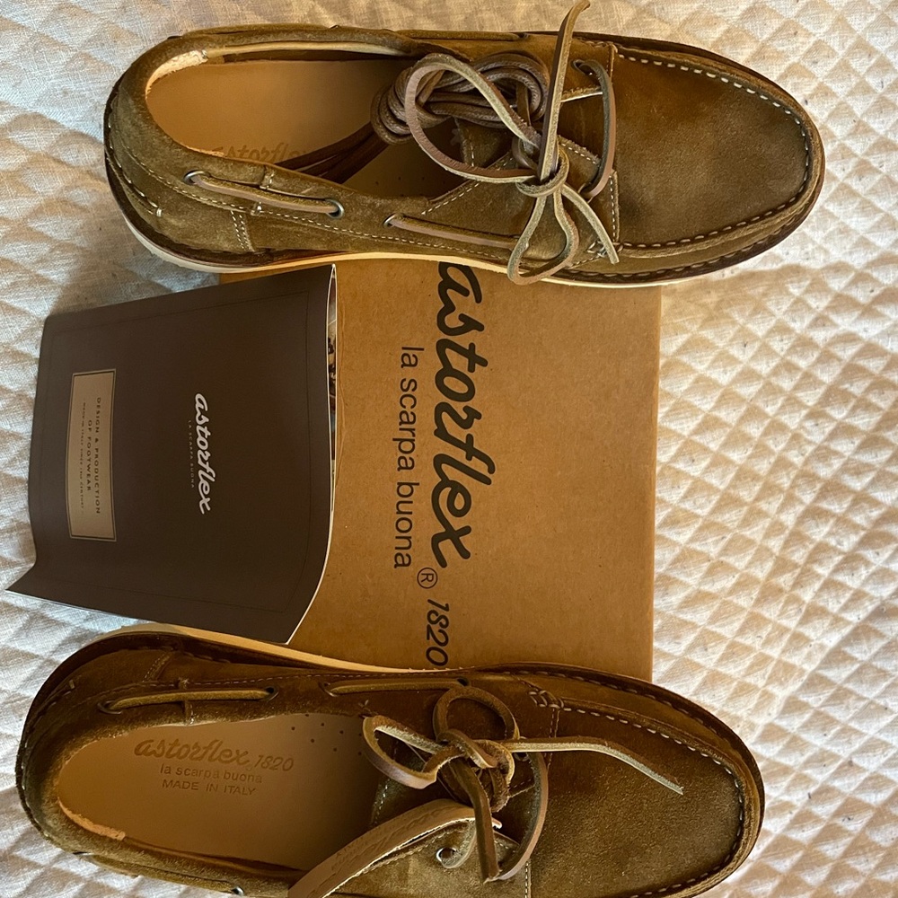 Astorflex Boatflex - New in box.  Size 42/9.0-9.5. Beautiful suede